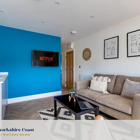 Modern North Bay Sea Glimpses & Views * סקארבורו