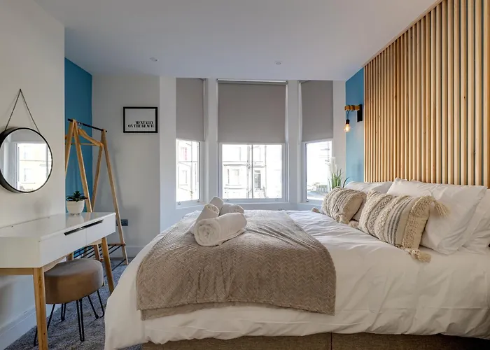 Modern North Bay Sea Glimpses & Views * סקארבורו