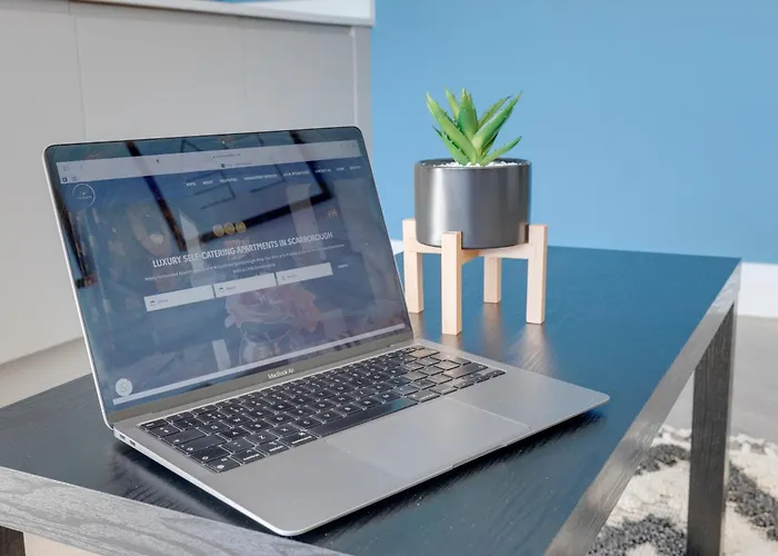 Modern North Bay Sea Glimpses & Views דירה