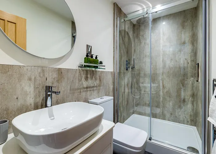 Modern North Bay Sea Glimpses & Views דירה