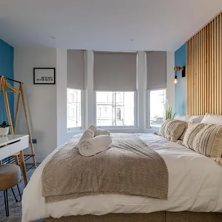 Modern North Bay Sea Glimpses & Views * スカーバラ